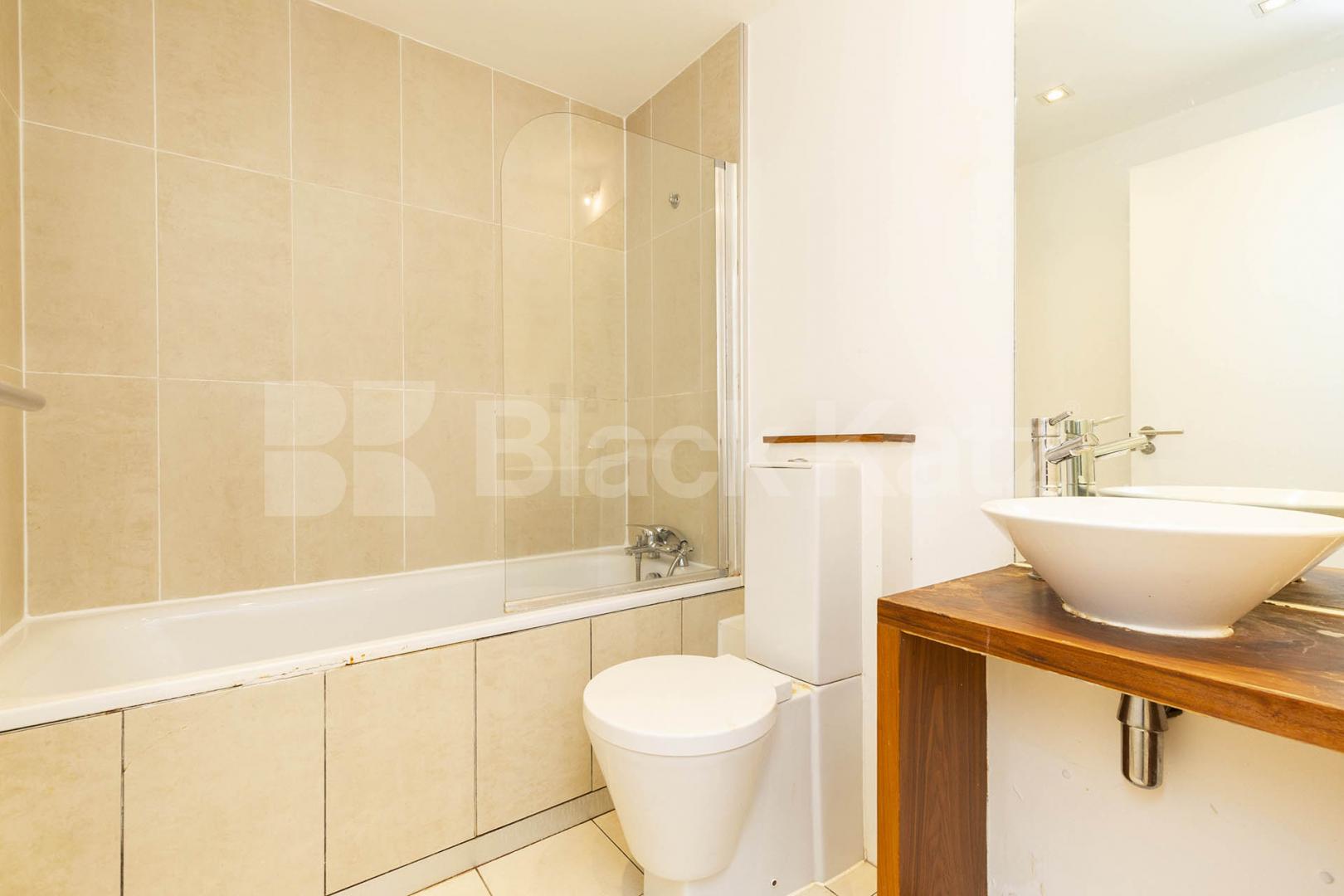 Split level modern and spacious 2 bed 2 bath in the shoreditch area  Quaker Street , Shoreditch 